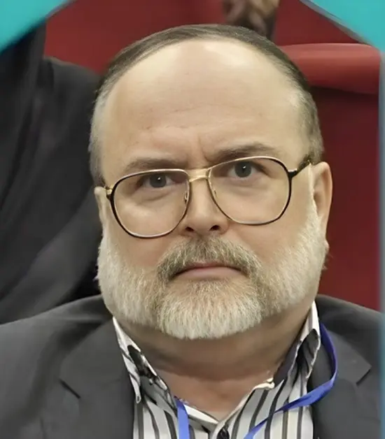 دکتر محمد عبداللهی استاد تمام دانشکده داروسازی دانشگاه علوم پزشکی تهران گزارش تحلیلی با تمرکز بر نقش حیاتی انتقال فناوری به عنوان موتور محرک صنعت داروسازی ارائه کرد.